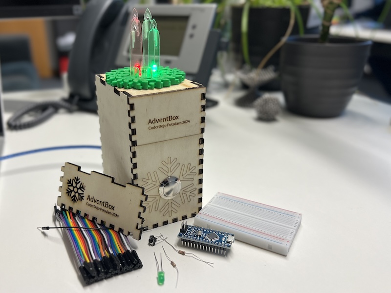 Hardware-Kit der AdventBox 2024 vom CoderDojo Potsdam mit Arduino und Elektronik-Bauteilen