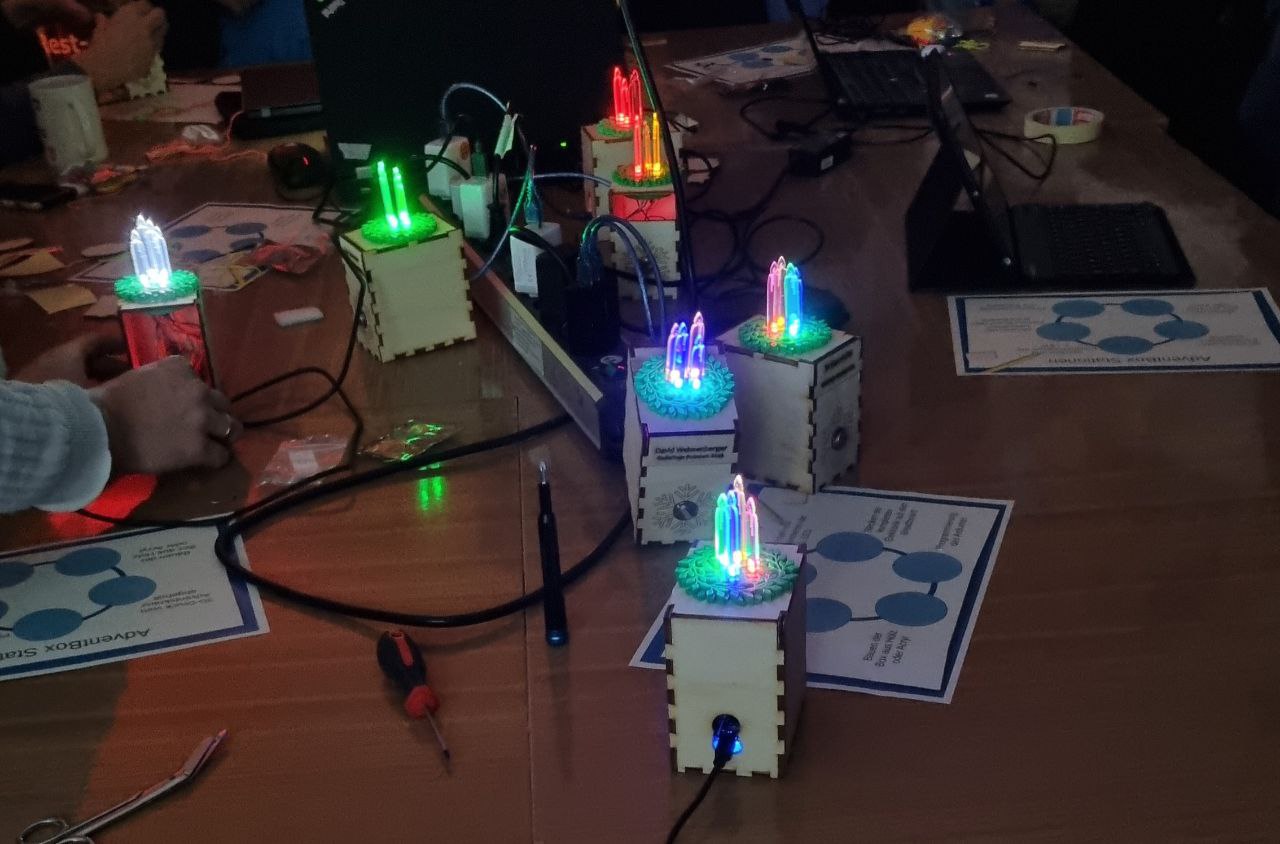 Leuchtende AdventBoxen beim CoderDojo Potsdam Weihnachtsevent 2024 Workshop