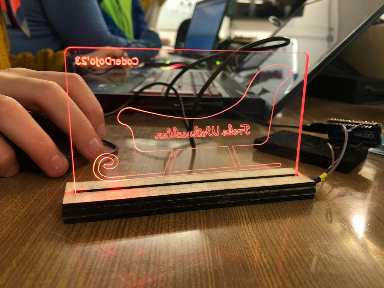 Kind beim Programmieren eines Arduino-Projekts mit LED-Acrylglas