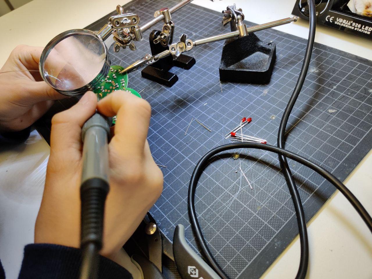 Jugendlicher lötet eine Platine bei einem Elektronik-Workshop des CoderDojo Potsdam
