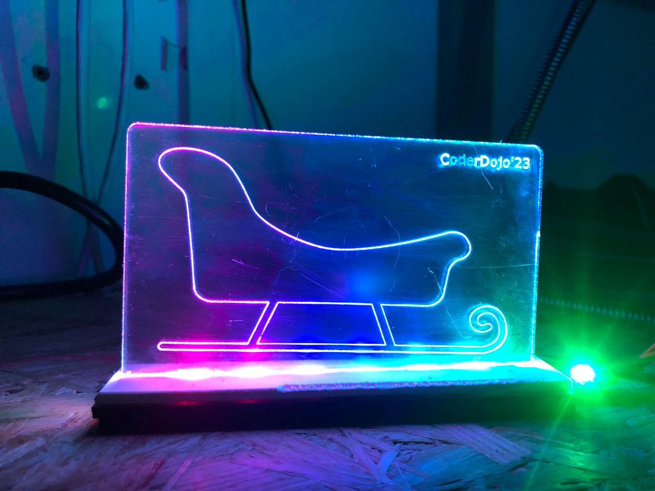 Ein selbstgebautes, beleuchtetes Acrylglas-Schild mit Schlitten-Motiv